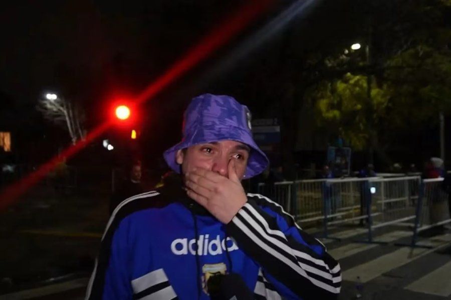 Viajó con su hijo para ver a Messi y les sacaron las entradas por confusión  