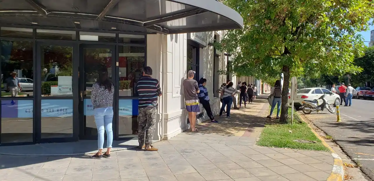 Cobro de jubilados: Se nota poco distanciamiento entre personas donde no hay demarcación