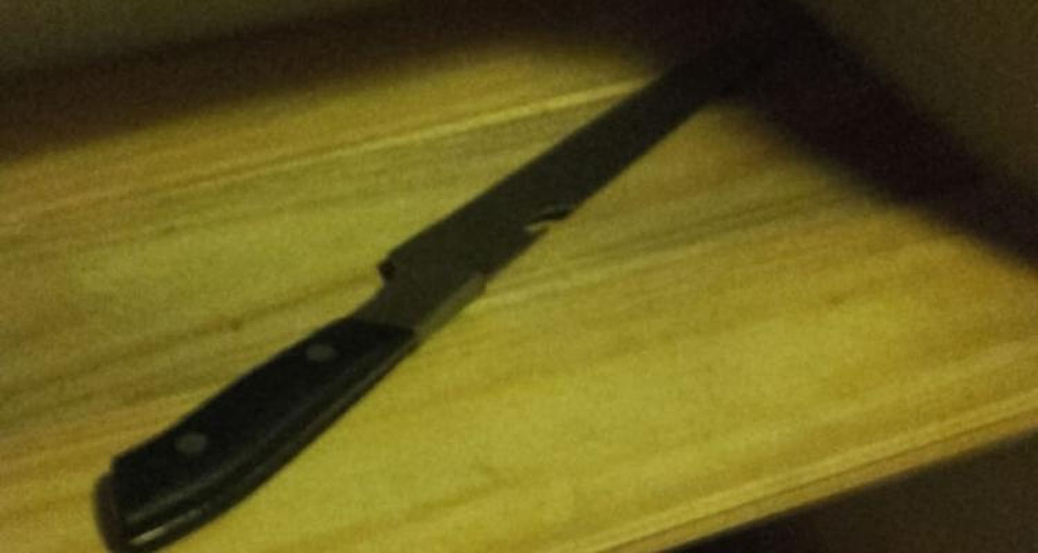 Una mujer corrió a sus hijos con un cuchillo, su pareja la agredió y lo denunció