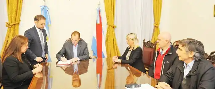 El gobernador firmó contratos para obras de pavimento en zonas productivas