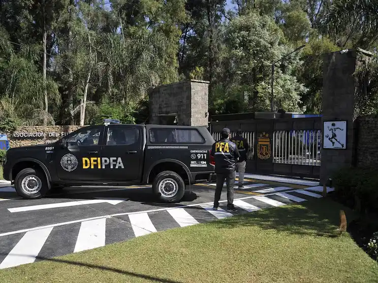 Los agentes del Departamento Federal de Investigaciones de la Policía Federal en la puerta del predio de Ezeiza .Foto: Gustavo Gavotti