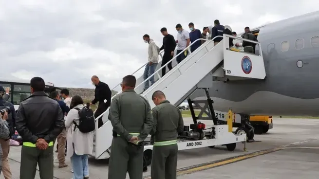 Llegaron los argentinos deportados de Estados Unidos