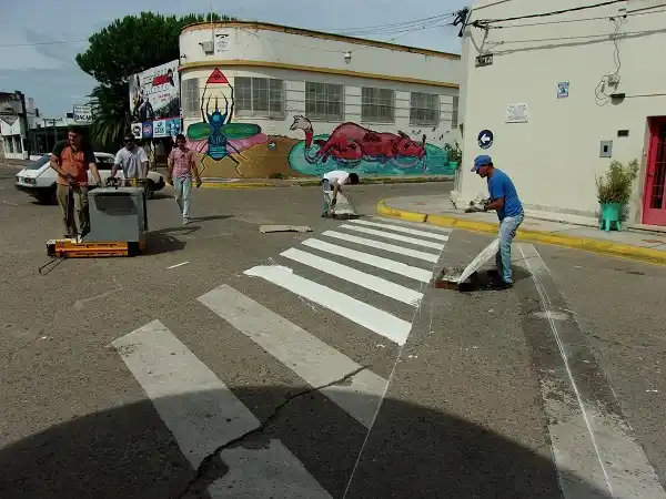 Realizan la demarcación horizontal en diferentes esquinas de la costanera