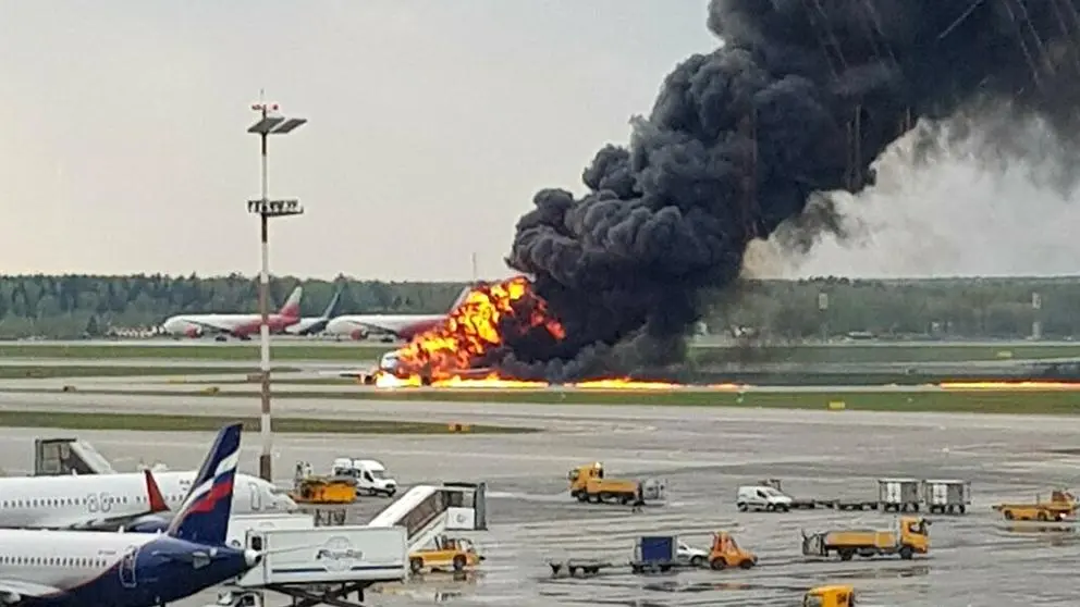 Un avión aterrizó envuelto en llamas en Moscú: al menos 41 muertos