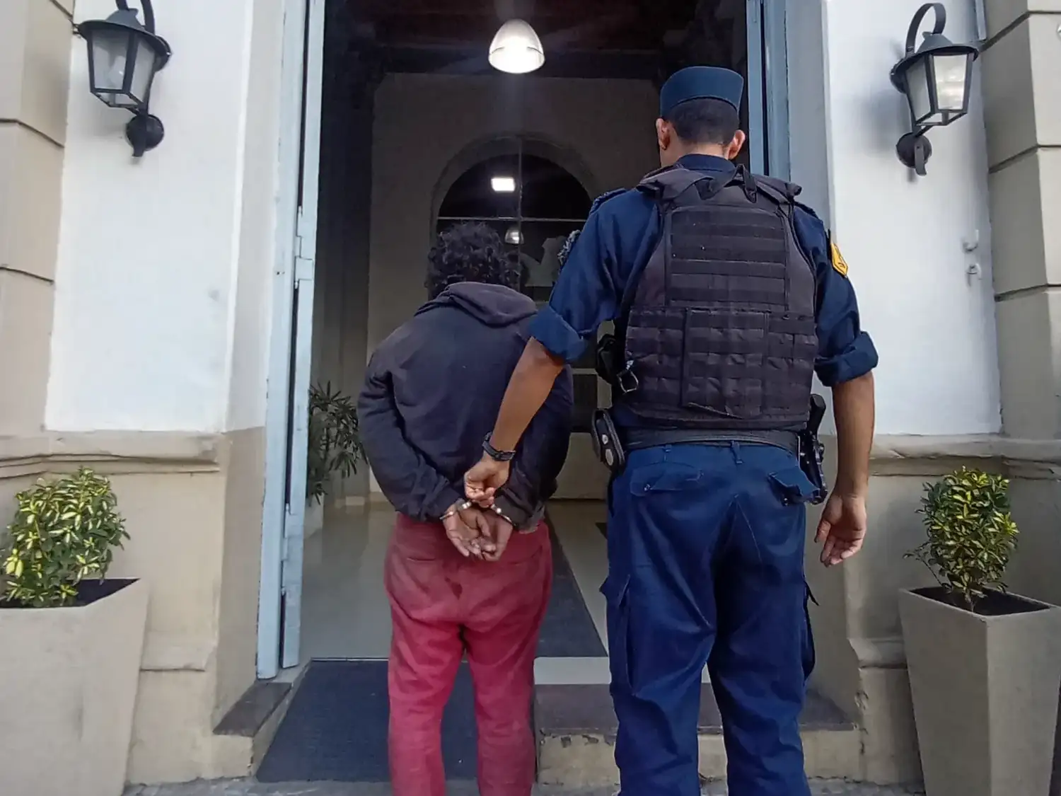 Se llevó un celular de una despensa, pero poco después lo agarró la Policía