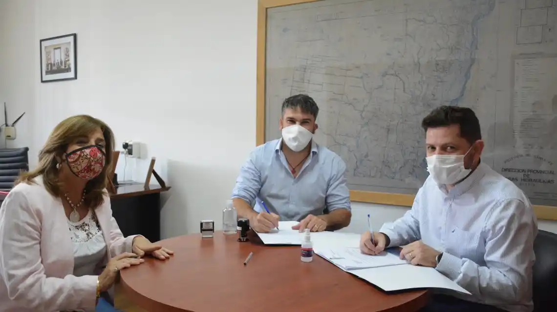 La provincia firmó convenios de “Lote Propio” para construir viviendas en el departamento La Capital