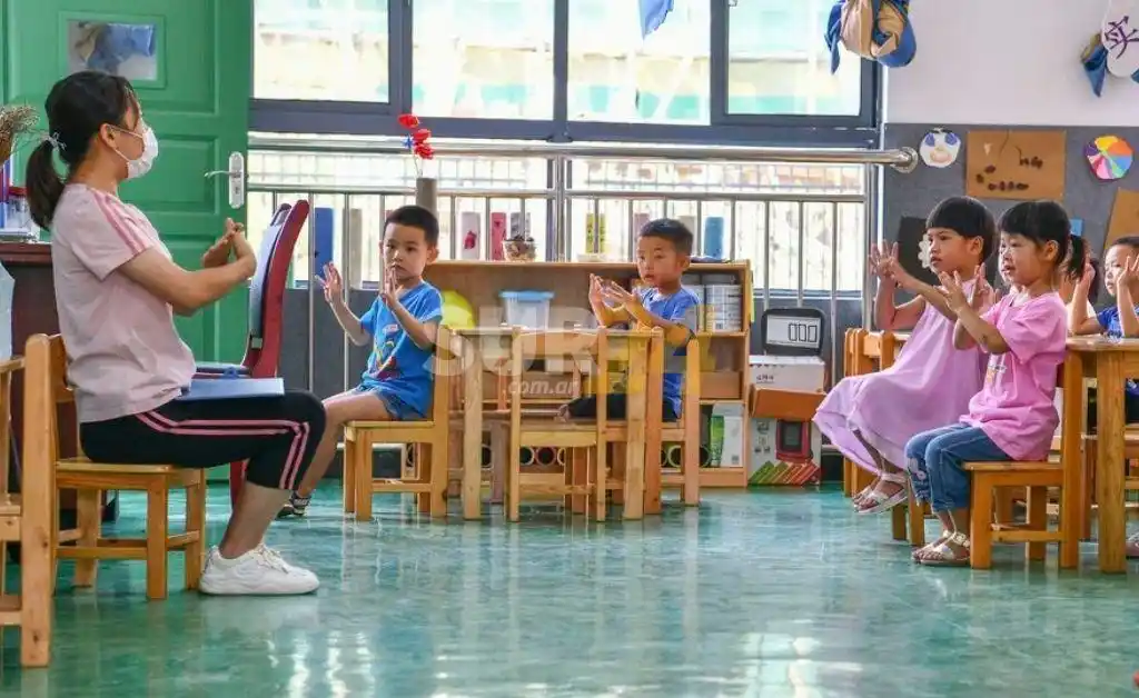 Entró a un jardín de infantes y acuchilló a 16 niños y 2 profesores