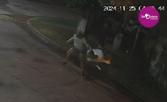 [VIDEO] Motochorros armados con cuchillos asaltaron a un joven en Honorio Pueyrredón y Litoral