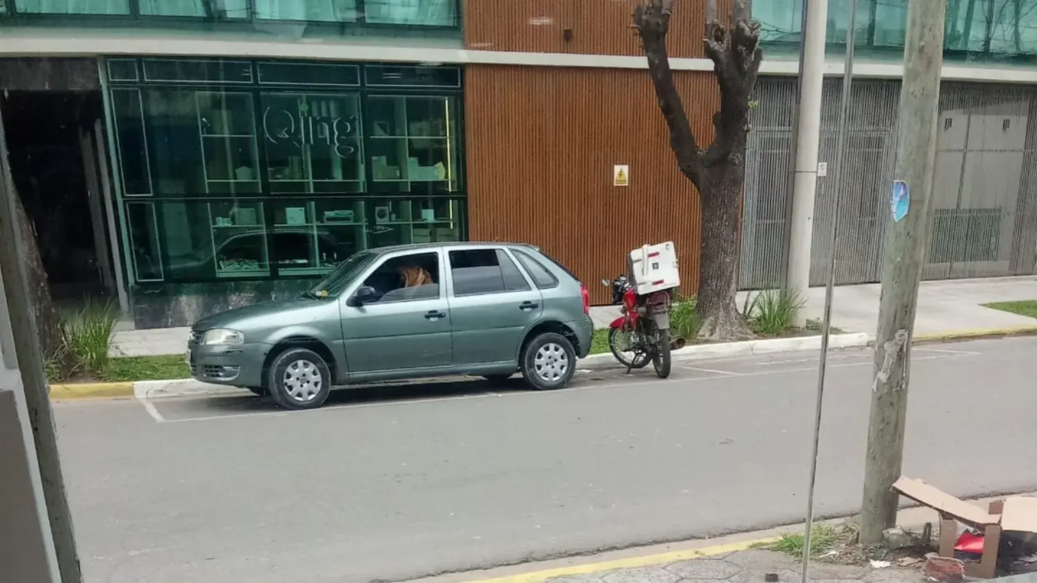 Auto estacionado en dársena para motos