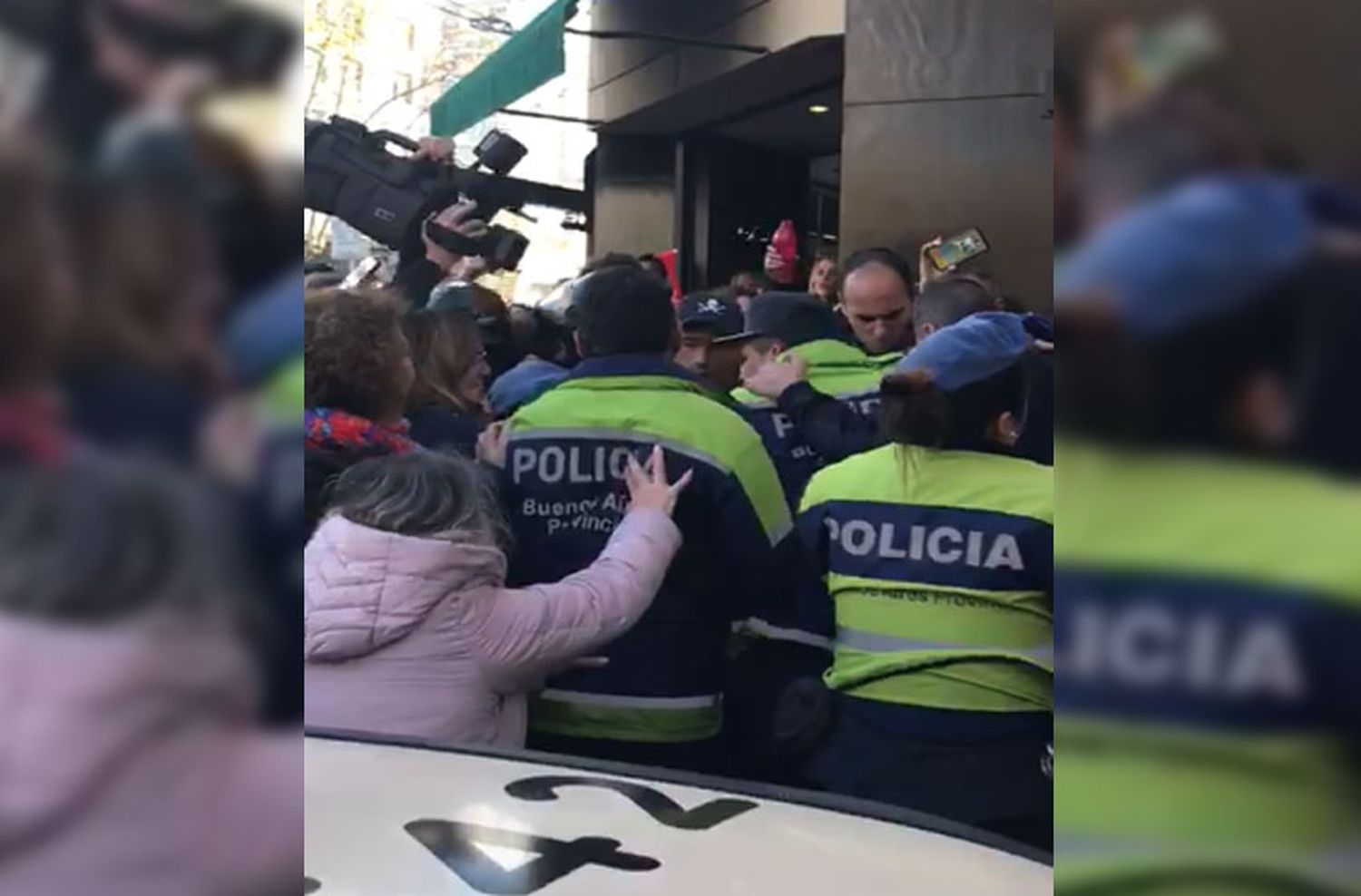 Escracharon a Mourelle en la esquina del municipio y lo tuvo que sacar la policía