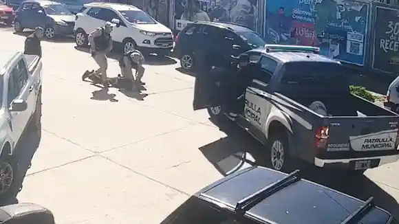 Dos jóvenes armados le robaron a un menor a metros de un colegio y en el escape chocaron con un auto