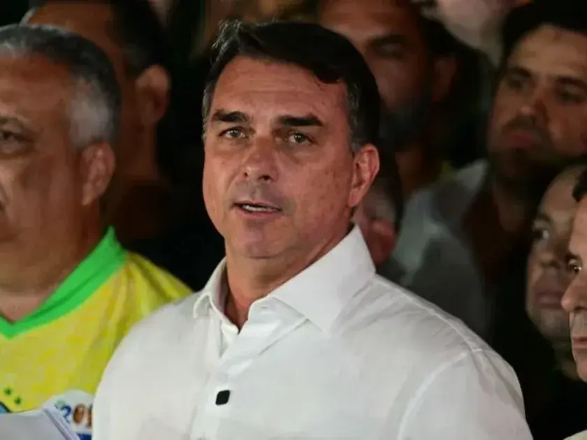 Flávio Bolsonaro denunció que la Justicia busca intimidarlo tras ordenarle entregar su pasaporte
