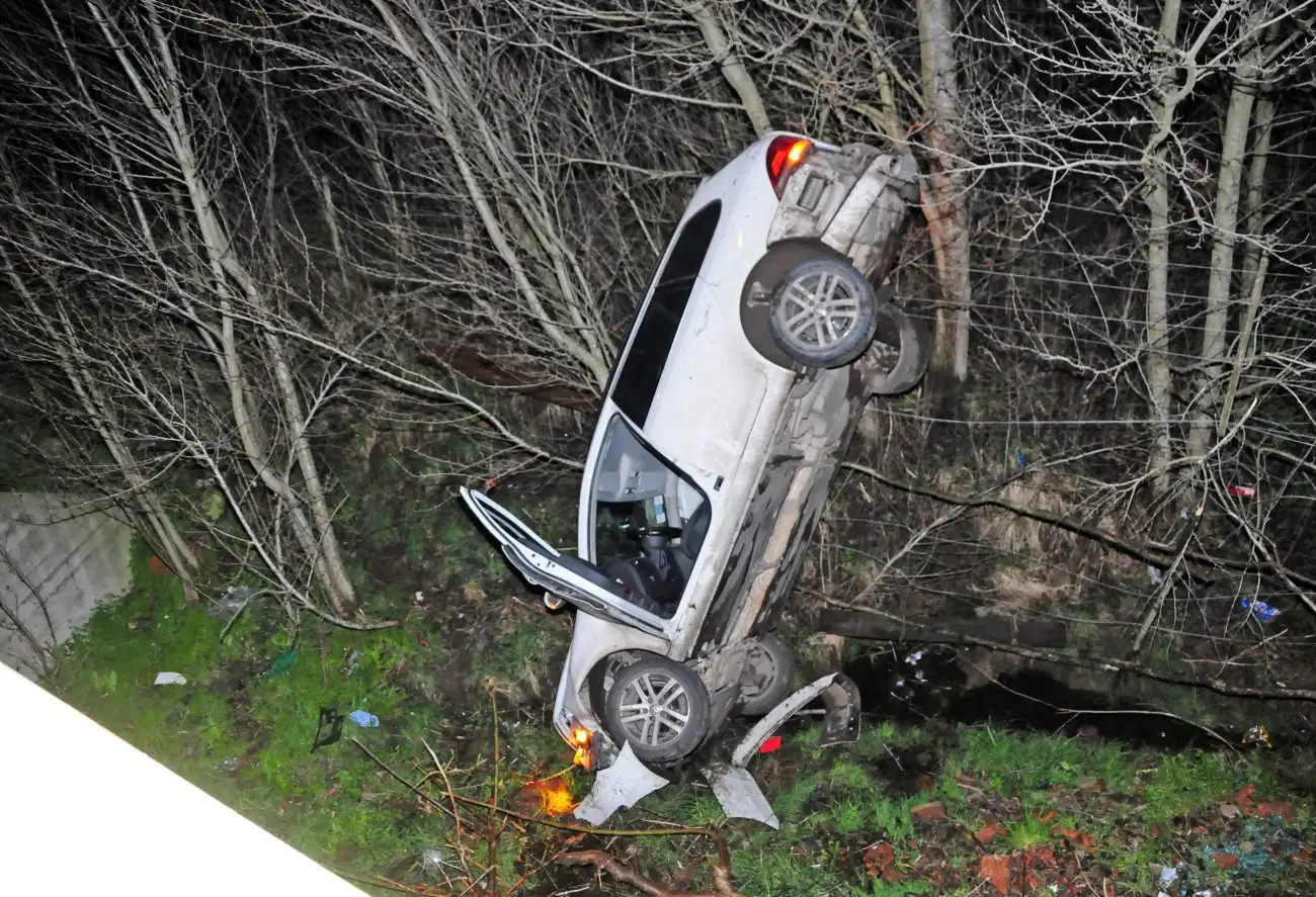 Perdió el control de su auto y terminó en una alcantarilla