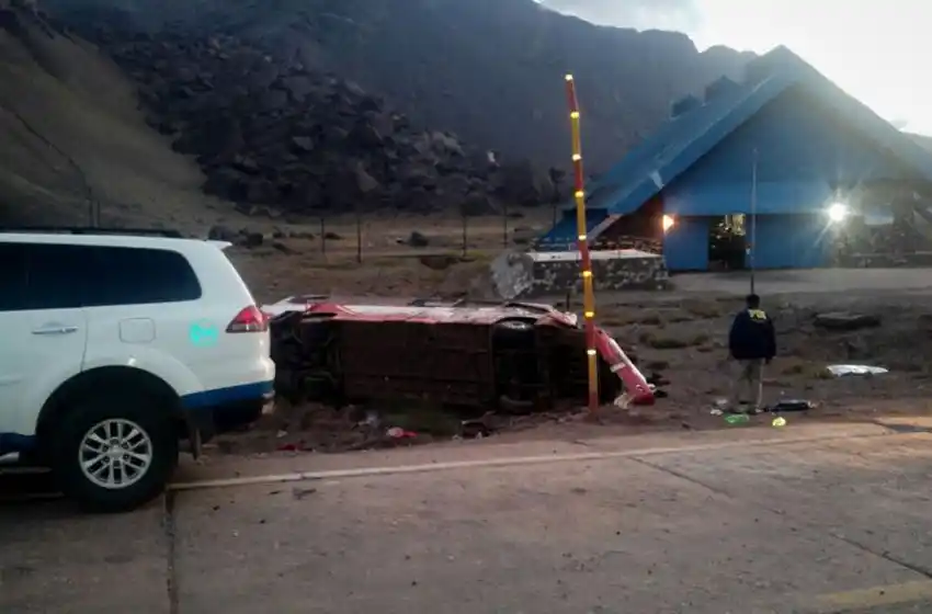 Un micro desbarrancó en Mendoza: hay al menos 3 muertos y 25 heridos