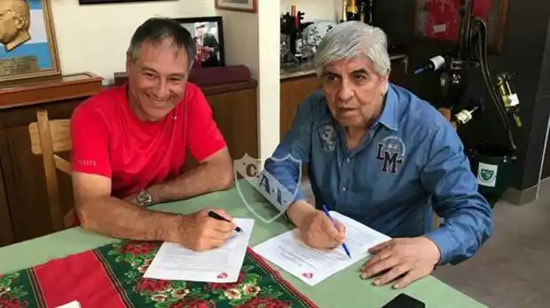 Ariel Holan dio marcha atrás y seguirá en Independiente