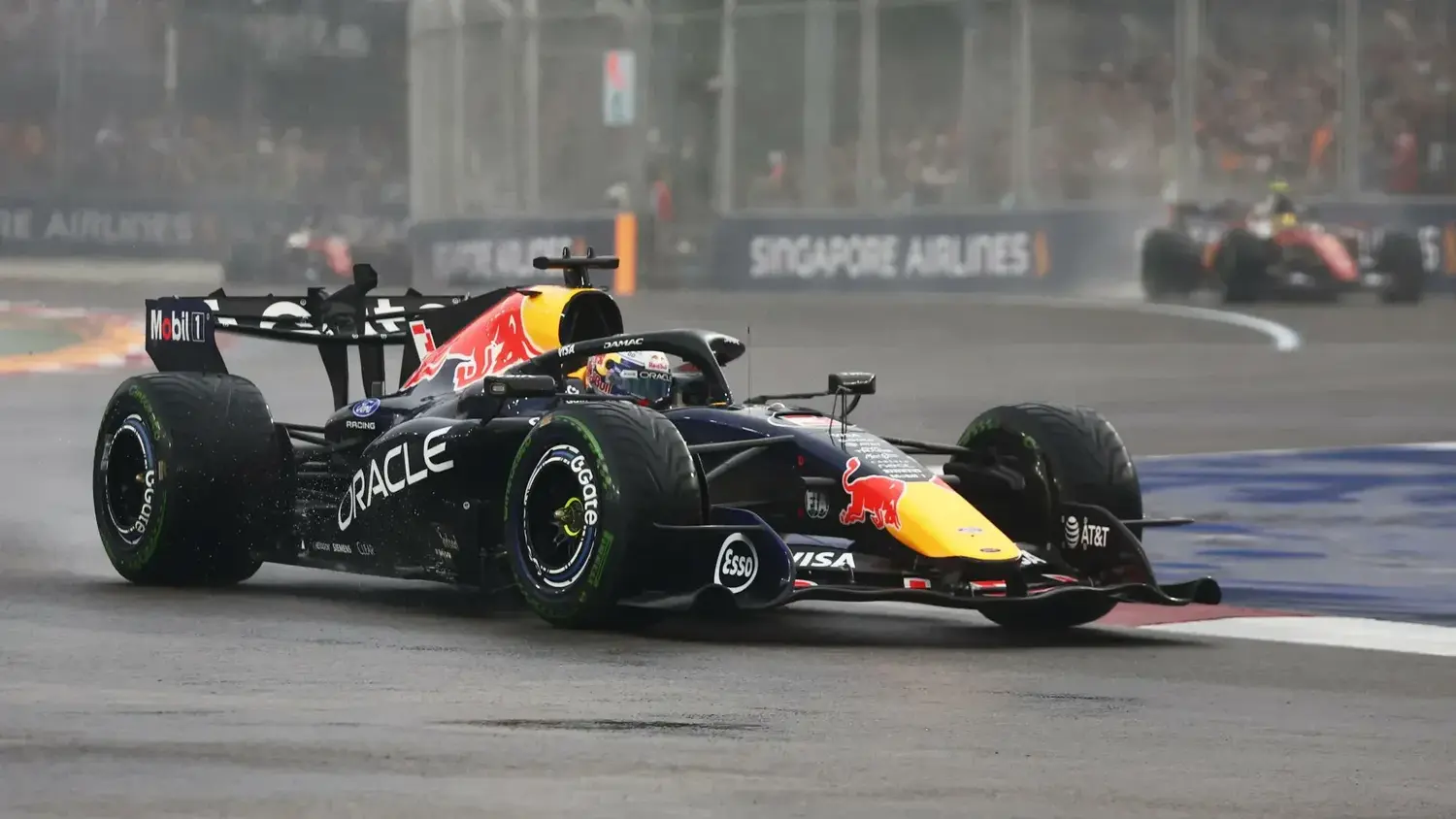Max Verstappen ganó una accidentada Sprint en Singapur y Franco Colapinto abandonó