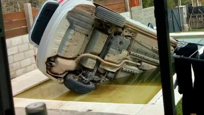 A un entrerriano se le fue el auto y terminó adentro de una pileta