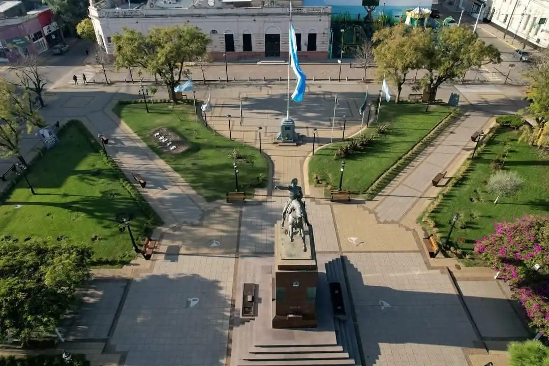 Vista aérea de la Plaza central de Rojas, Provincia de Buenos Aires