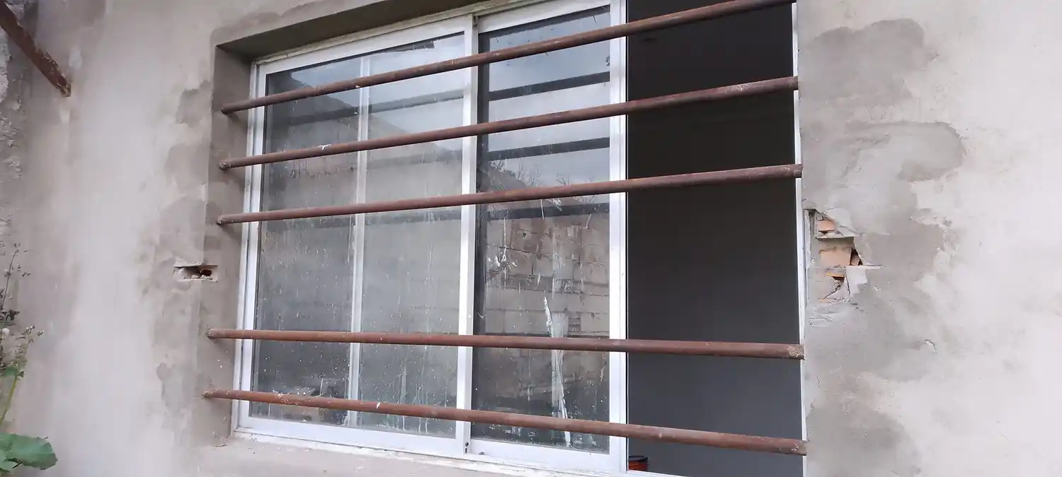Así quedó la reja por la que ingresaron