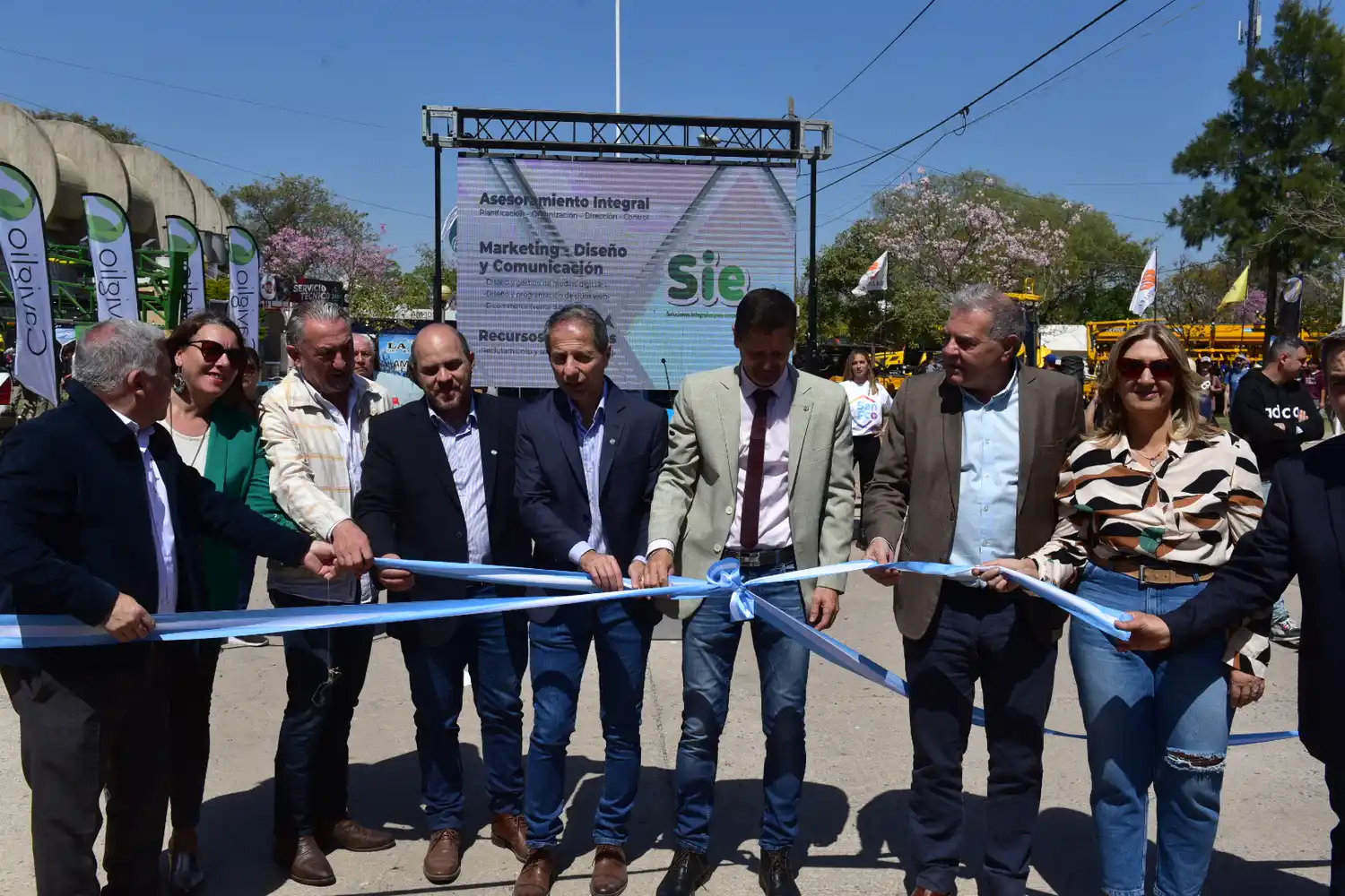 Las autoridades municipales, provinciales y de la Rural realizaron el tradicional corte de cinta