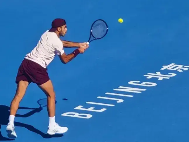 Fran Cerúndolo avanzó a la segubdo rondo en el ATP de Beijubg. Foto: AP