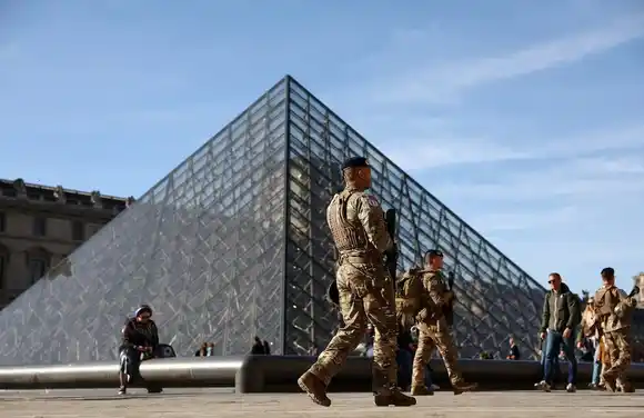 Ya son cuatro los imputados por el millonario hurto de joyas en el Louvre