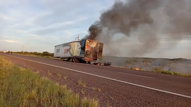 En conductor, oriundo de San Luis, logró salir a tiempo y no sufrió heridas graves. Foto: Gentileza.