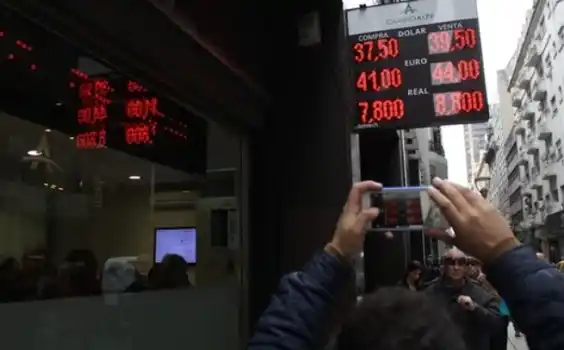 El dólar baja por segunda rueda consecutiva en bancos de Buenos Aires