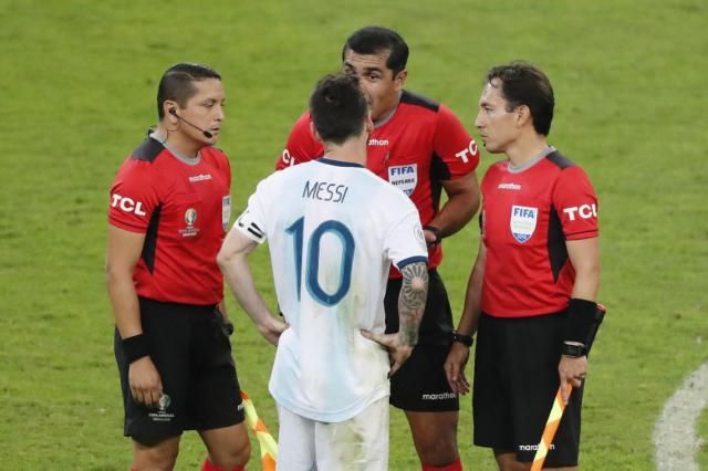 El árbitro de Argentina-Brasil, dijo que no hubo penal en ninguna de las dos jugadas polémicas