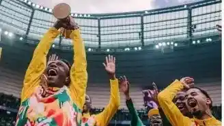 Los senegaleses mostraron el trofeo.