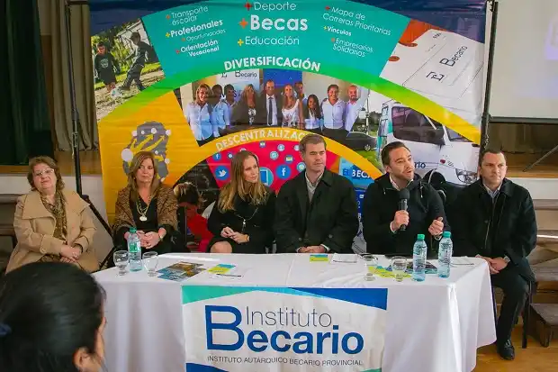 Urribarri desarrolló una intensa jornada de trabajo en Gualeguaychú
