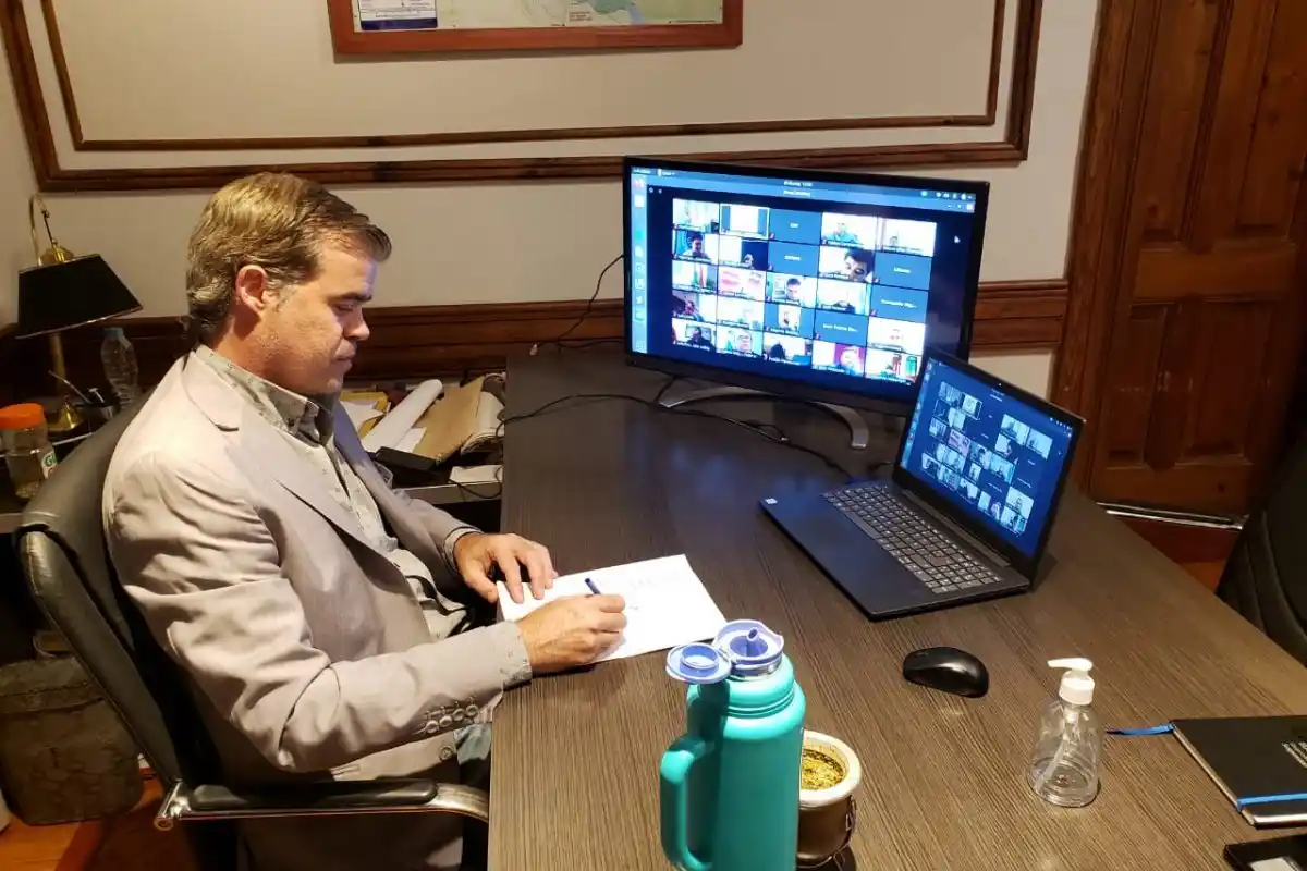 Piaggio firmó el decreto para reglamentar el programa de microcréditos