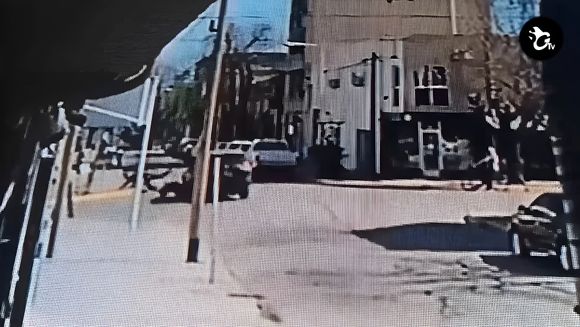 Así fue el accidente en Pellegrini y Pavón: el motociclista se quebró clavícula y tobillo