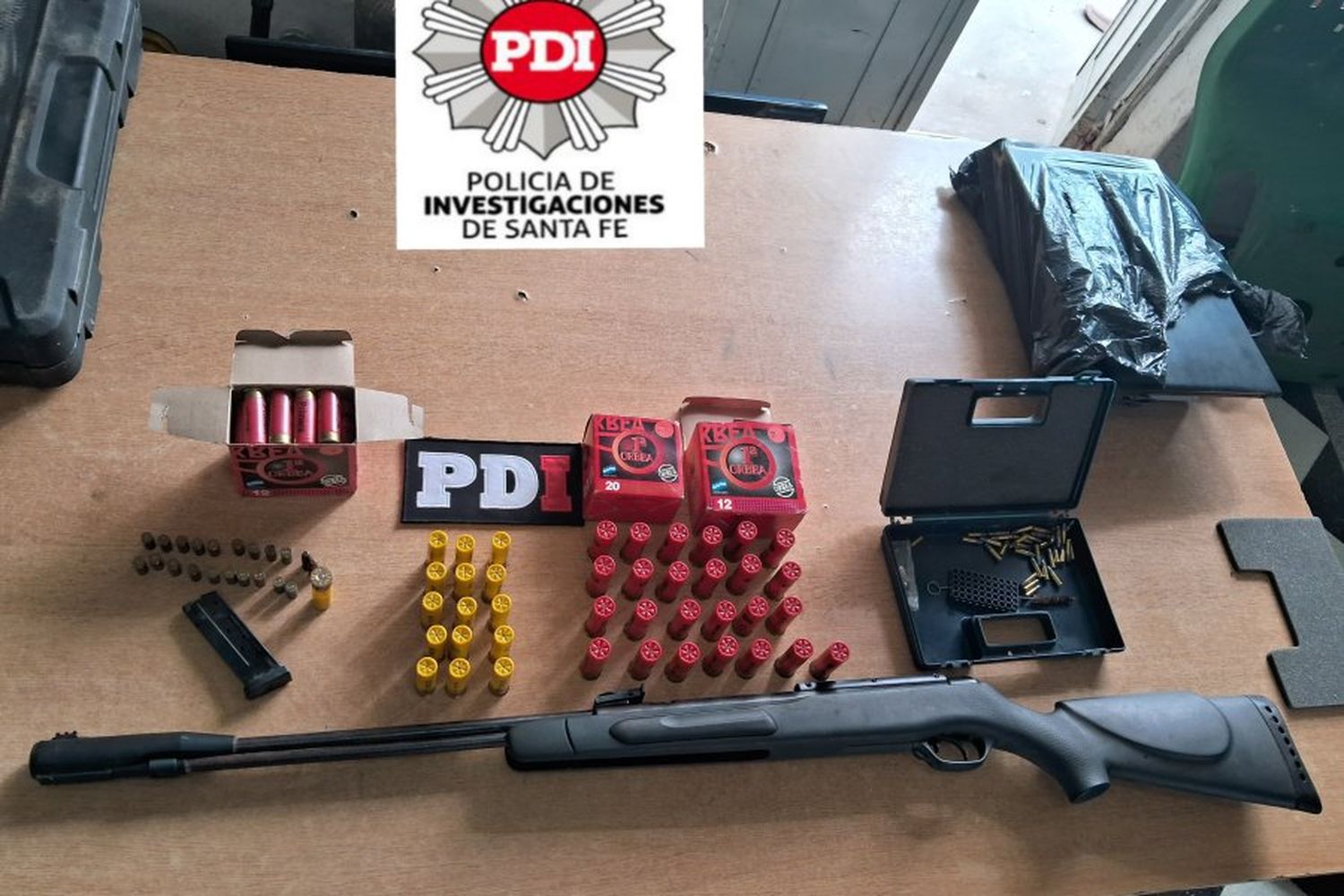 Detuvieron a un hombre al que le secuestraron armas, una camioneta y diversos elementos