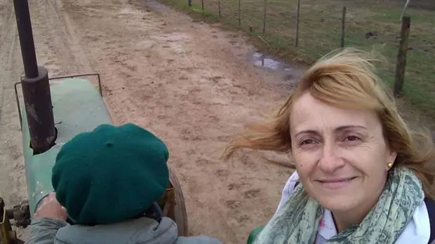 Villlegas: Una maestra va en tractor a la casa de sus alumnos para dar clases