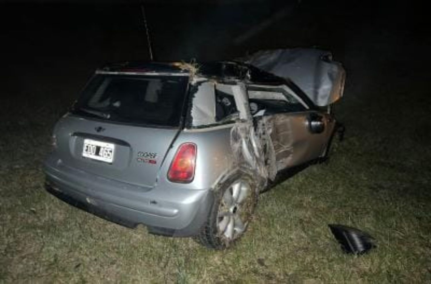 Se salvaron de milagro: volvían a la ciudad por Ruta 2, agarraron un bache y volcaron