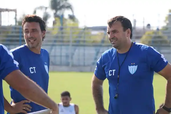 Javier Osella firmó su continuidad al frente de Juventud Unida