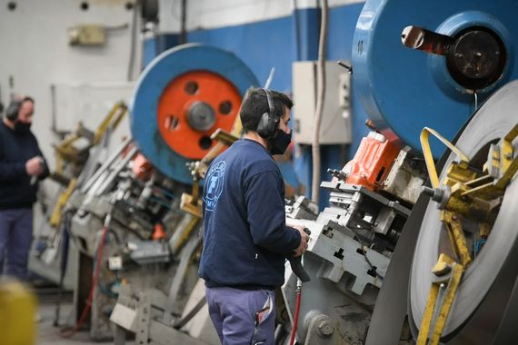 Trabajadores metalúrgicos acordaron un aumento salarial del 12,3% con cláusula de revisión en marzo