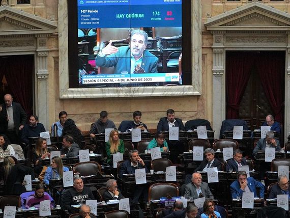 La oposición consiguió aprobar el aumento de jubilaciones y del bono
