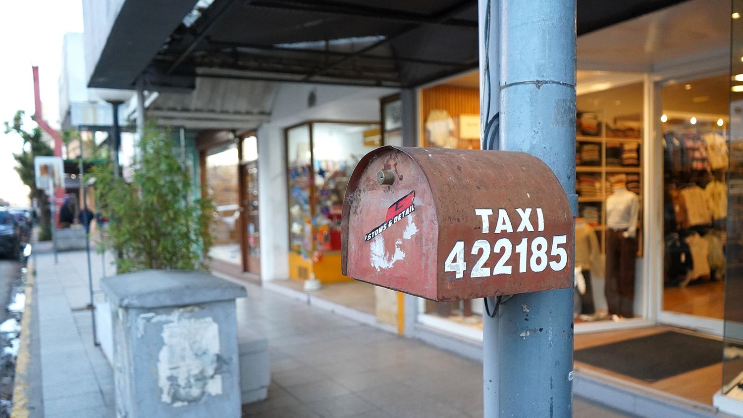 Sin uso. La casilla de teléfono de la parada de taxis de 62 y 59.
