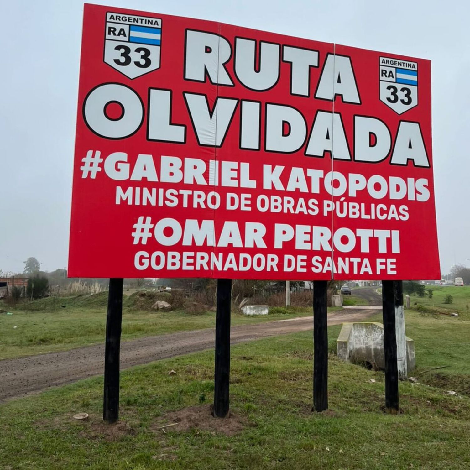 Ruta olvidada: aparece misterioso cartel a la vera de la ruta 33 reclamando por la autopista