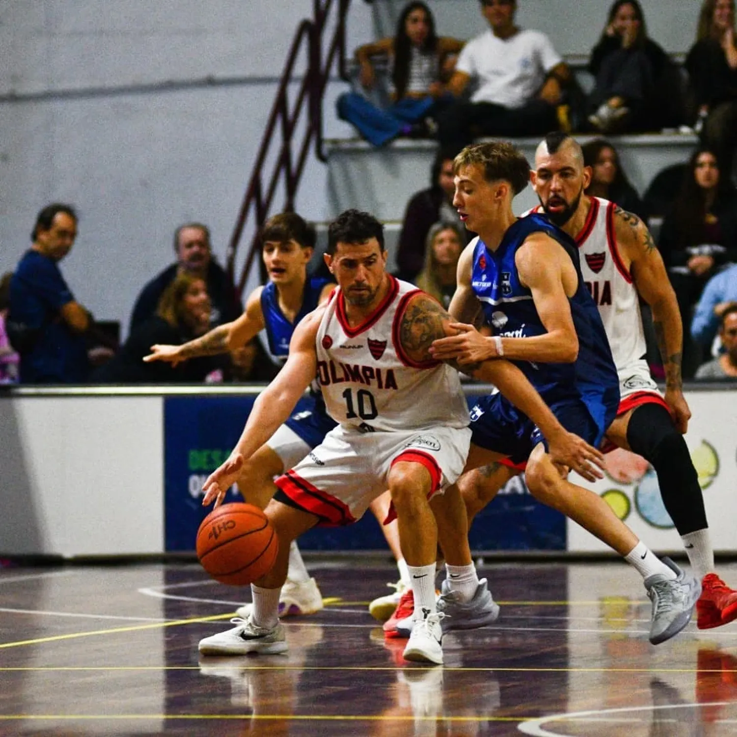Damián Palacios fue la gran figura de la noche con 28 puntos, convirtiendo 8 triples en 9 intentos. Foto gentileza: Guille Buelga