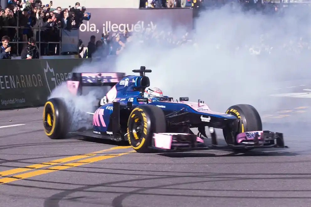 Colapinto hizo trompos con el Lotus E20 en Palermo y generó una nube de humo ante miles de fanáticos