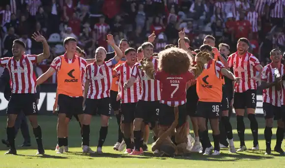 Estudiantes venció a Gimnasia en el clásico platense: 2 a 0, fiesta en UNO y punta de la Zona A