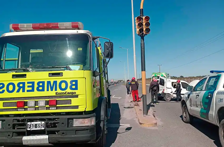 Chocó contra un poste de luz y quedó atrapado en el auto