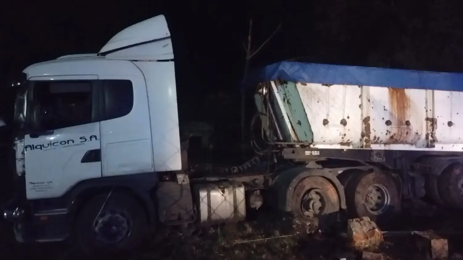 Un camionero perdió el control sobre la Ruta 34 y terminó contra un tejido