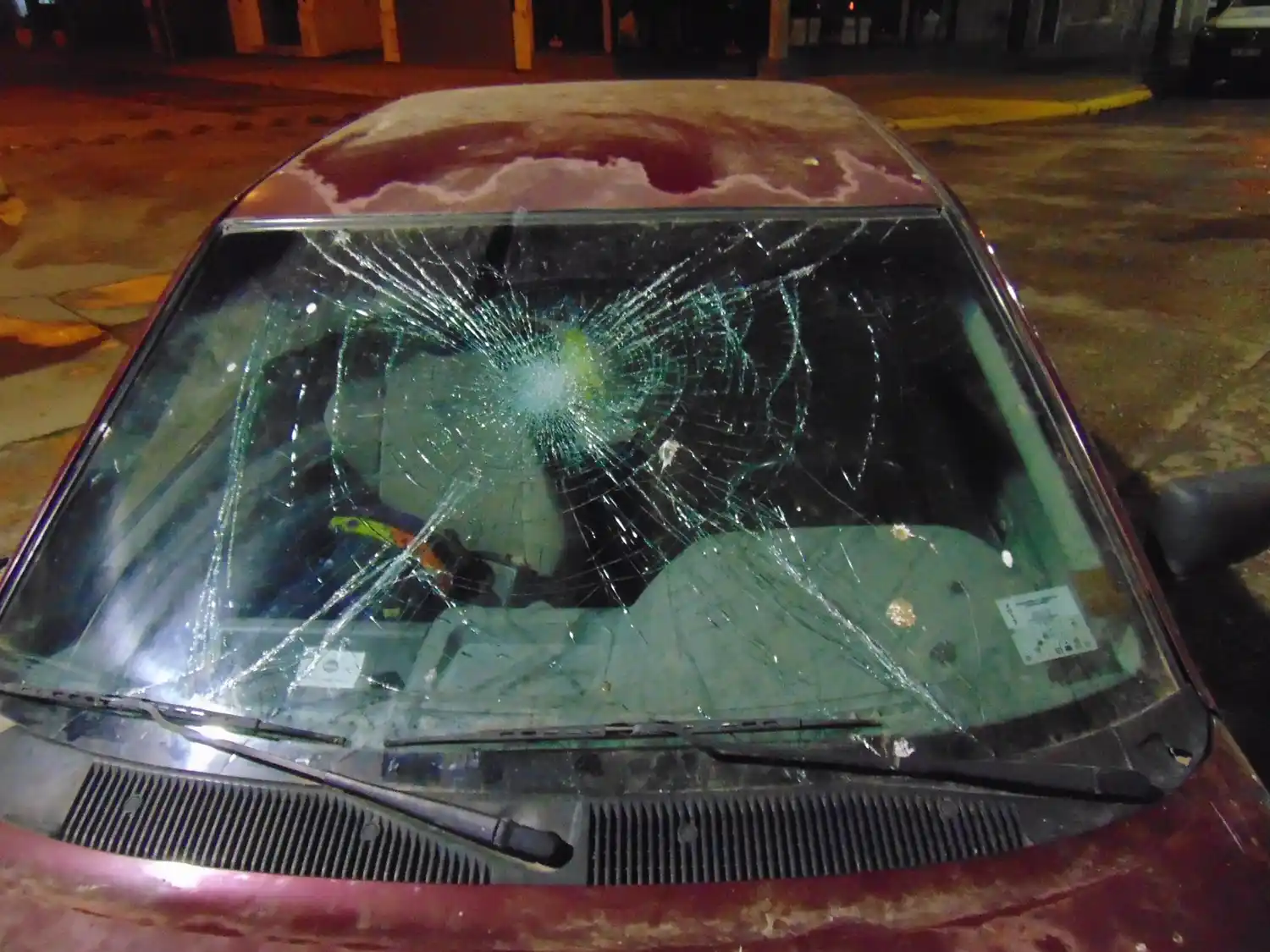 Una de las víctimas habría impactado en el parabrisas.