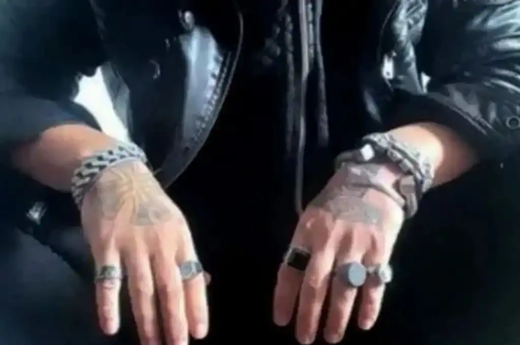 Los tres tatuajes neonazis que mostraba el agresor de Cristina Fernández