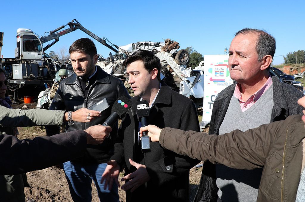Compactan vehículos de un desarmadero ilegal en Recreo