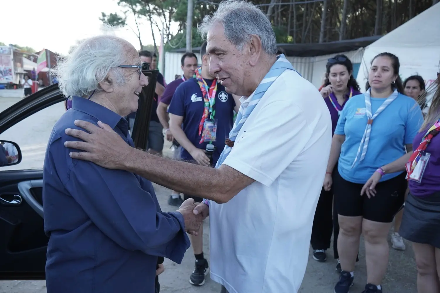 Recibimiento. Pérez Esquivel saluda a dirigentes y jóvenes scouts
